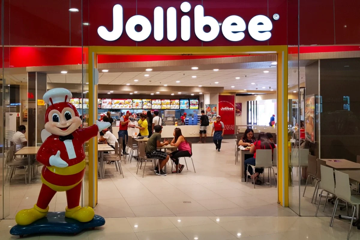 linh vật jollibee được đặt trước cửa hàng